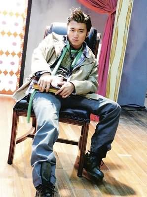 twins和谢霆锋代言内地森马便服后,销量节节上升,广告商决定加码拍摄