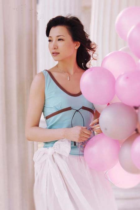 惊艳!央视主持人董卿春日绝美写真(组图[转贴 2006-5-18 17:38:05]