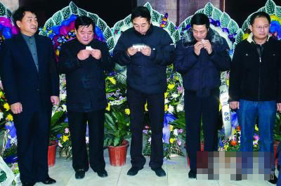 马季的弟子们现在都沉浸在悲痛之中,根本无暇顾及春晚的节目准备工作.